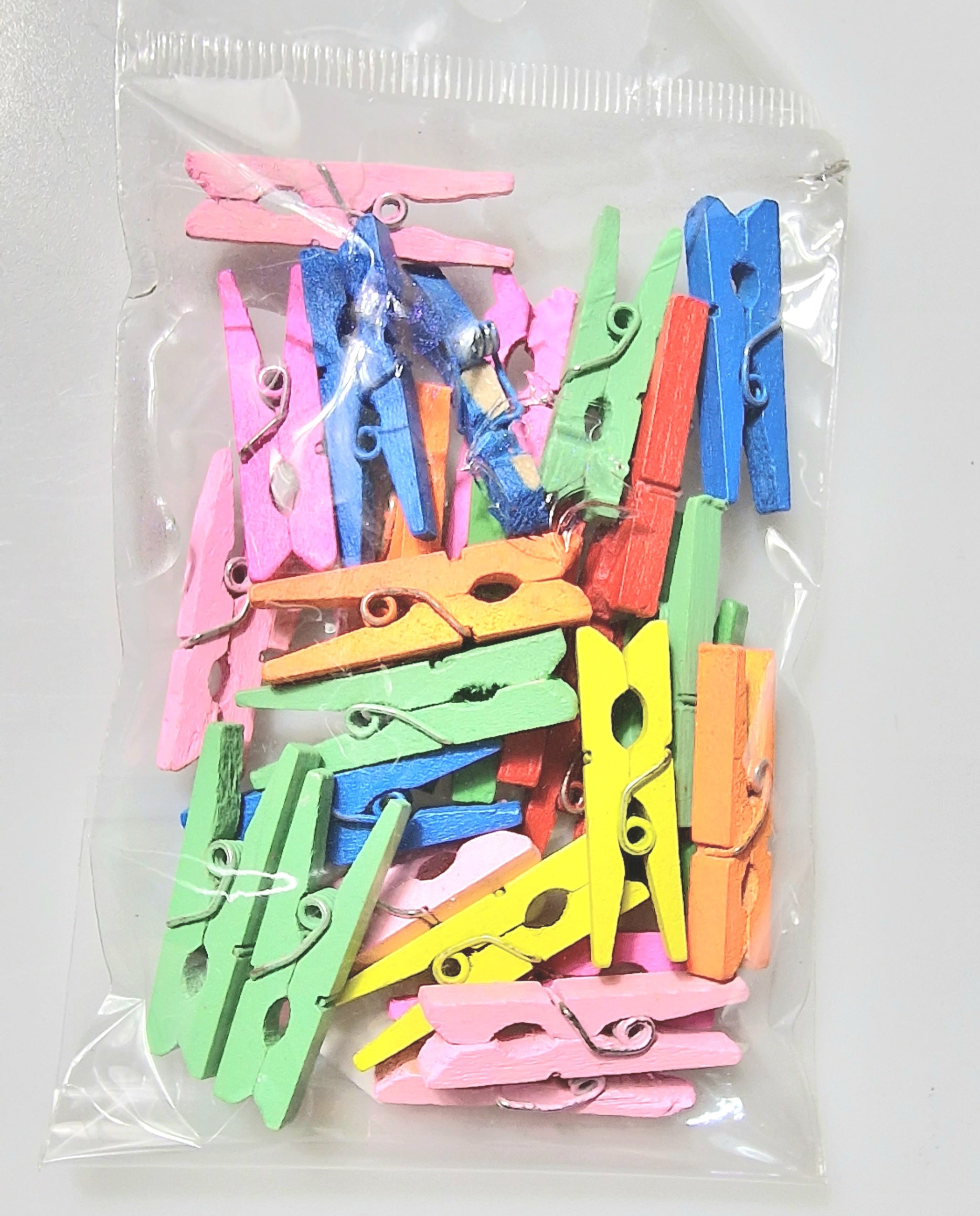 små klädnypor färgglad