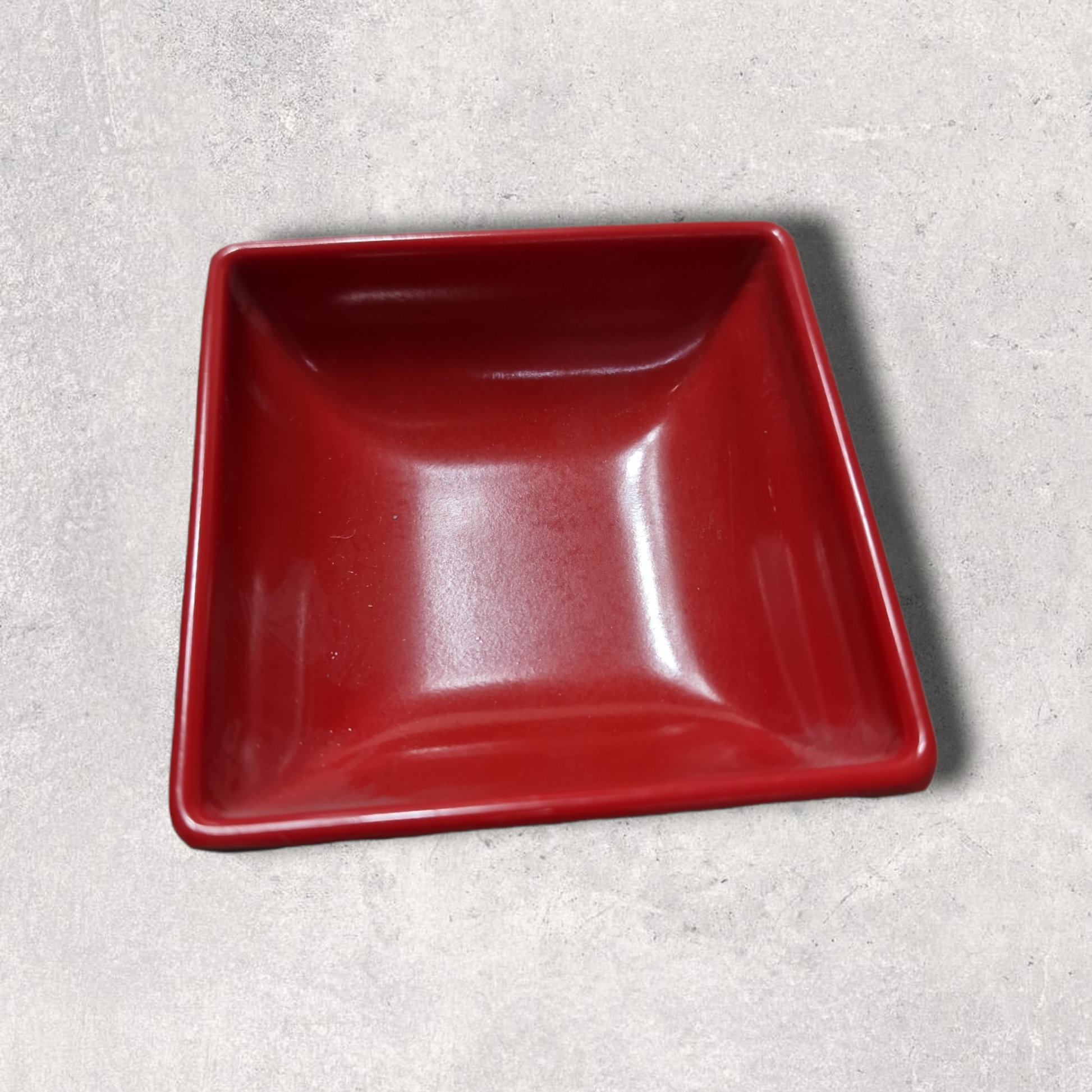 röd liten plast såsfat