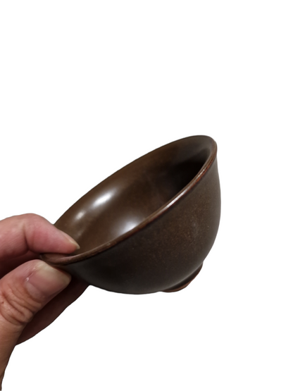 mörk brun liten skål